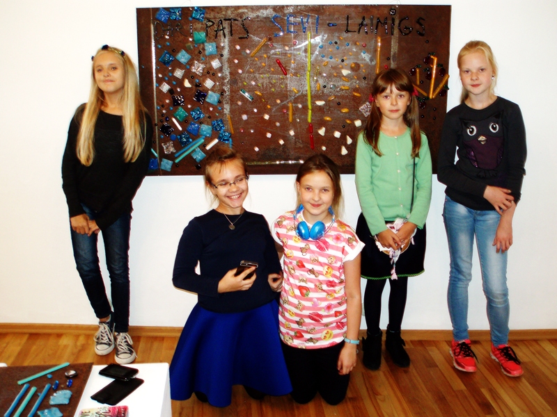 BJC mākslas pulciņa dalībnieki pie pašu darinātās kompozīcijas.
Autors: no Bauskas muzeja fotoarhīva.