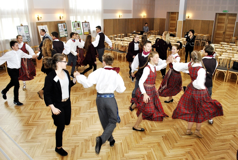 Ģimnāzijas zālē latviešu un lietuviešu skolēni mācās latviešu tautas deju «Cūka driķos». 
Autors: Ivars Bogdanovs