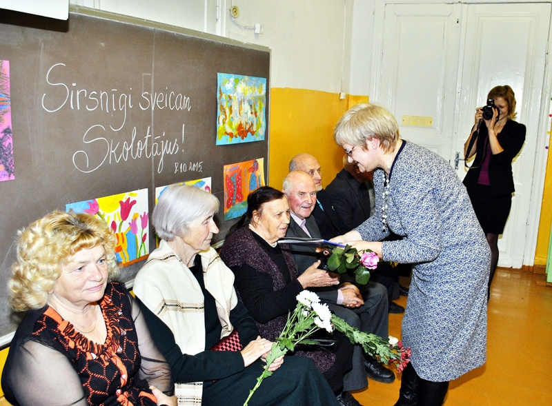 Pilsrundāles skolas bijušajiem pedagogiem veltes sagatavojusi tagadējā vidusskolas direktore Anda Liškauska. Viņa sveic Skaidrīti Grundi. No kreisās – Svitenes pensionētās skolotājas Velta Kočajeva un Drosma Baļčūna.
Autors: Ivars Bogdanovs