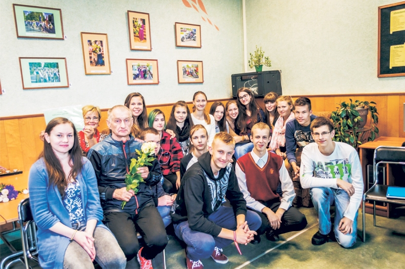 Ivars Prīsis, izstādes autors (otrais no kreisās), tikšanās reizē ar 10.a klases skolēniem. 
Autors: no BVĢ krājuma