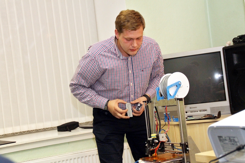 Aleksandrs Redkins pie mūsdienās populāras ierīces – paša izgatavota 3D printera. 
Autors: Uldis Varnevičs