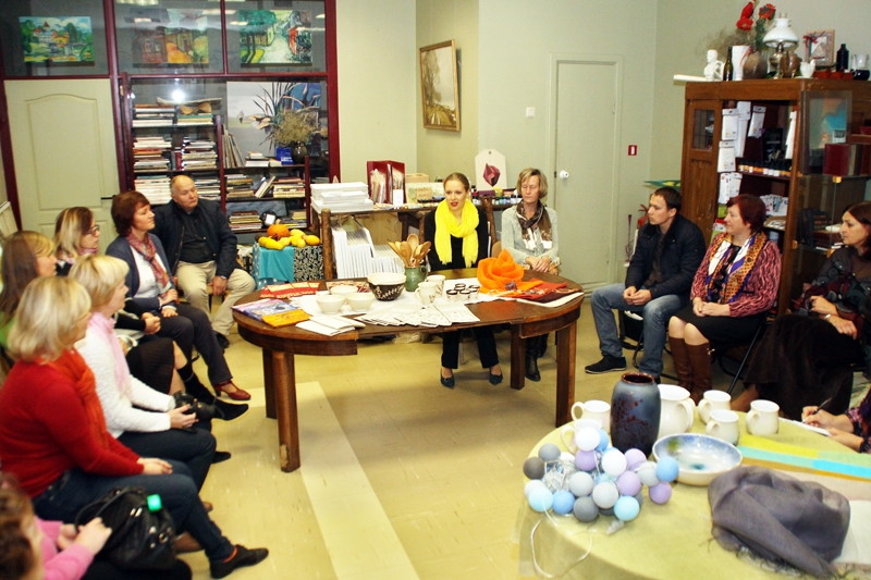 Tērvetes viesus Bauskā uzņēma mākslas galerijā «Meistars Gothards». 
Autors: Uldis Varnevičs