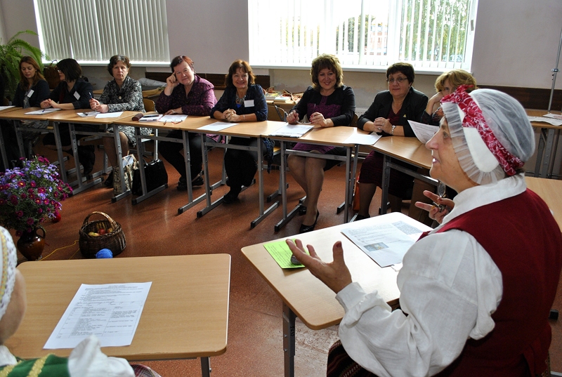 Skolotāja Vija Cerusa sarunā ar kolēģēm diskutē par latviešu folkloras mācīšanu skolās. 
Autors: Ivars Bogdanovs