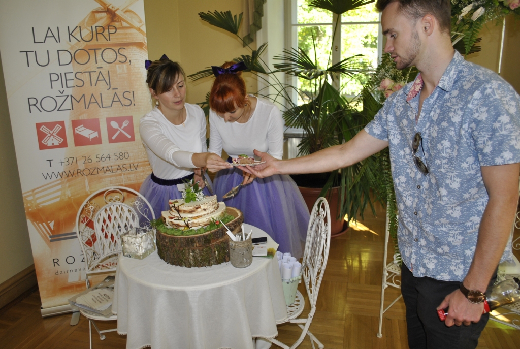 Kāzu rīkotāju prezentācijā Mežotnes pilī piedalījās atpūtas centra «Rožmalas» konditori un citi sadarbības partneri.
Autors: Antra Ērgle