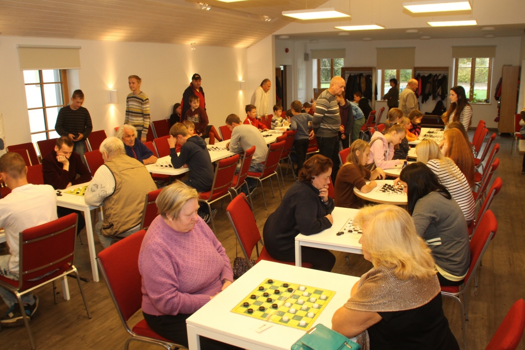 Bauskas Pestīšanas Armijas dambretes turnīrs pulcēja lielu skaitu dalībnieku. 
Autors: Uldis Varnevičs