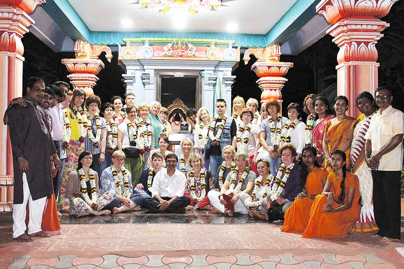 Latvijas absolventi kopā ar mācību centra speciālistiem Indijā. Mirdza Brazovska – pirmajā rindā trešā no labās. 
Autors: no LU ājurvēdas programmas absolventu albuma