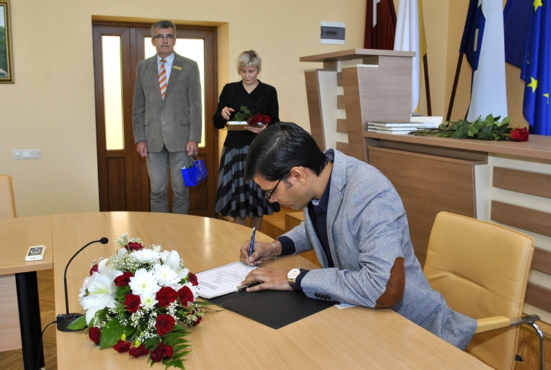 Fasihs Ahmeds paraksta svinīgā solījuma tekstu.
Autors: Ivars Bogdanovs