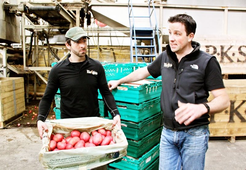 Kīogu jaunā paaudze – brālēni Toms (pa labi) un Pīters – rāda vienu no kartupeļu iepakojumiem.
Autors: no EK arhīva. 