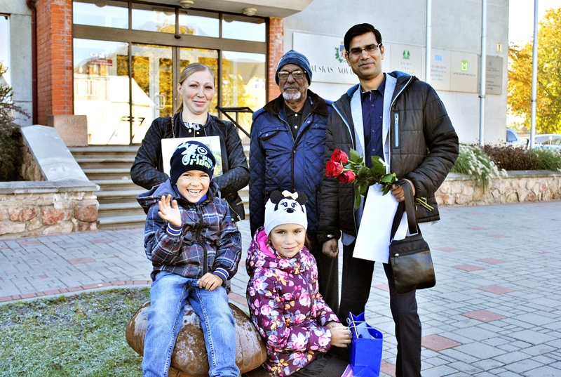 Fasihs Ahmeds (otrajā rindā no labās) kļuvis par Latvijas Republikas pilsoni. Šajā nozīmīgajā dienā kopā ar dēlu ir viņa tēvs Muštaks, sieva Sņežana, kā arī bērni Ali un Aiša.
Autors: Ivars Bogdanovs