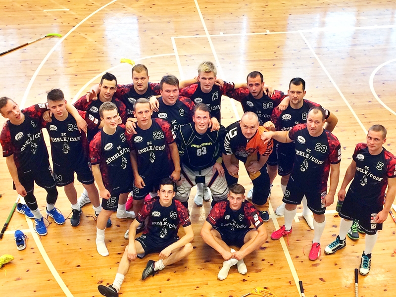 SC «Mēmele/Code» komandas kopbilde pēc pirmās spēles Latvijas florbola otrās līgas čempionātā.
Autors: no komandas personiskā albuma.