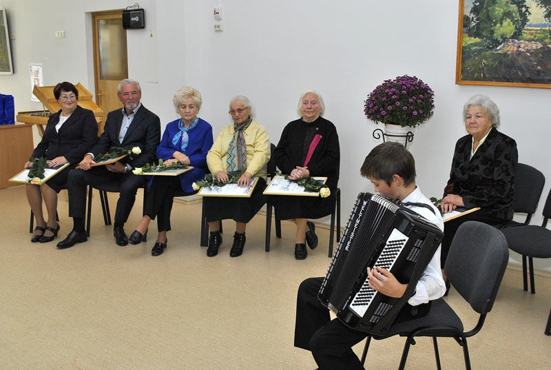 Bauskas novadā ir vairāk kā 200 pensionēto pedagogu. Uz īpašo godināšanu ik rudeni aicina skolotājus, kuri tajā gadā svinējuši nozīmīgu dzīves jubileju. 
Autors: Ivars Bogdanovs