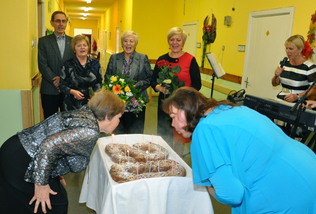 Svētku kliņģerī 20 svecītes nopūš «Atvasaras» bijusī vadītāja Baiba Kļaviņa (no kreisās) un pašreizējā saimniece Zaiga Švāģere.
Autors: Žanna Zālīte