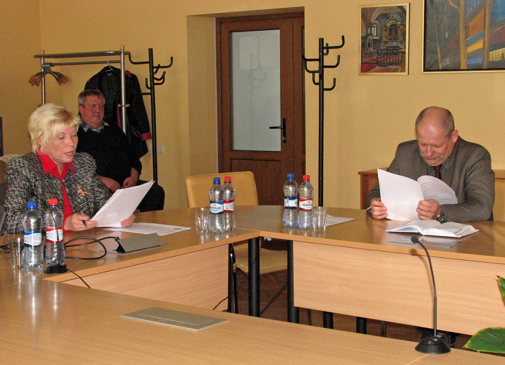 Deputāts Aleksandrs Novickis, lai arī pirms tam paudis noliedzošu attieksmi pret grozījumiem pašvaldības izdevuma «Bauskas Novada Vēstis» nolikumā, vides un attīstības komitejas sēdē balsoja par tiem. 
Autors: Vilnis Auzāns