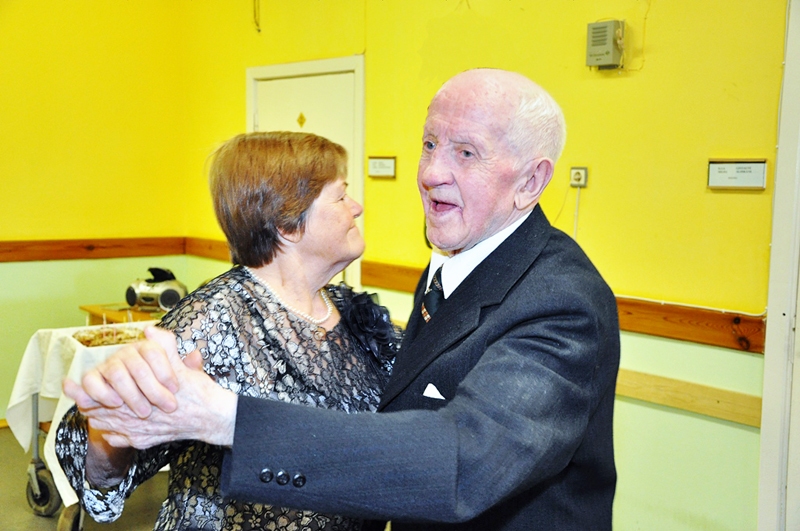 Jānis Jakobsons, būdams īsts džentlmenis, uz deju aicināja Baibu Kļaviņu, kura pansionātu vadījusi 13 gadu.
Autors: Žanna Zālīte