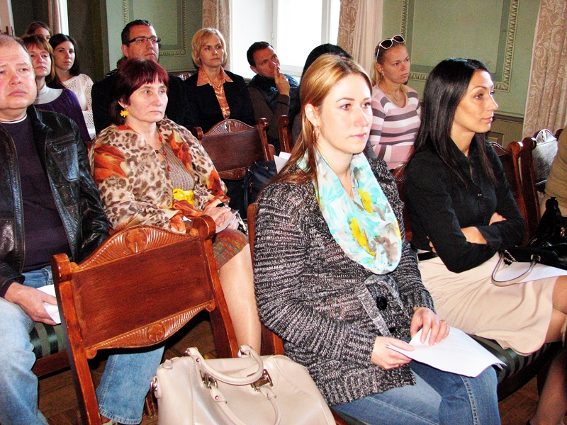 Inese Buivida (priekšplānā), viesnīcas «Hotel Rundāle» administratore, strādā seminārā Mežotnes pilī.
Autors: Vilnis Auzāns