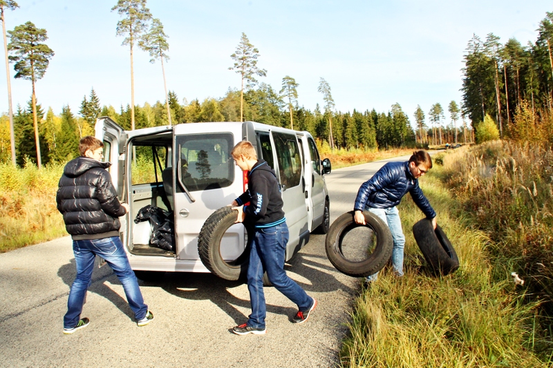 Iecavas vidusskolas 11.b klases audzēkņi iekrauj mikroautobusā riepas, kas nomestas ceļmalā. 
Autors: Uldis Varnevičs