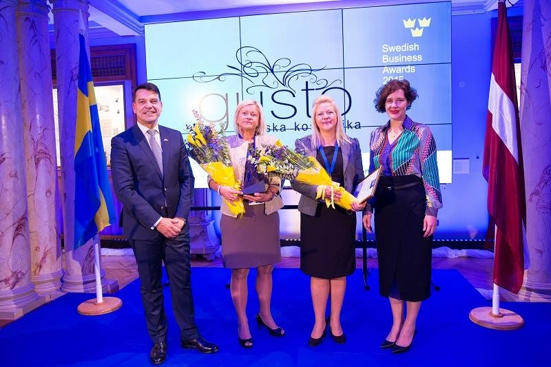 Uzņēmējas  Līga Elmane (no kreisās) un Andra Katkeviča apbalvošanas ceremonijā kopā ar  Latvijas ekonomikas ministri Danu Reiznieci-Ozolu un Zviedrijas vēstnieku Latvijā Henriku Landerholmu. 
Autors: Publicitātes foto.