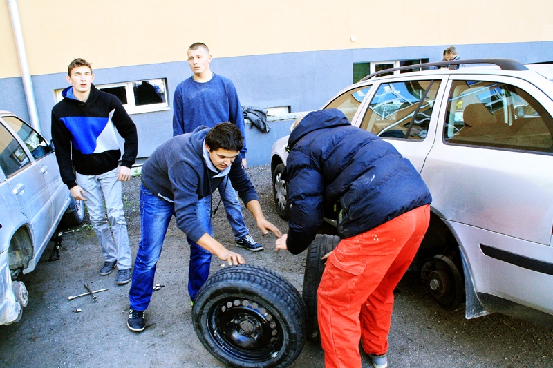Riepas maiņa bija viens no sacīkšu elementiem.
Autors: no organizatoru albuma