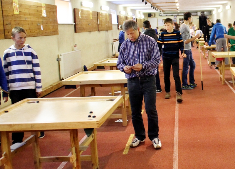 Aldis Pavilons (vidū) izdala lapiņas ar sacensību dalībnieku pāriem. 
Autors: Uldis Varnevičs