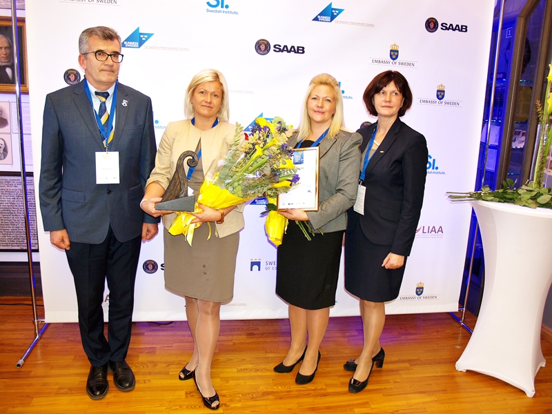 Priekā par augsto atzinību ar Līgu Elmani (otrā no kreisās) un Andru Katkeviču dalījās Bauskas novada domes priekšsēdētājs Raitis Ābelnieks un attīstības nodaļas vadītāja Ilze Tijone. 
Autors: Antra Ērgle