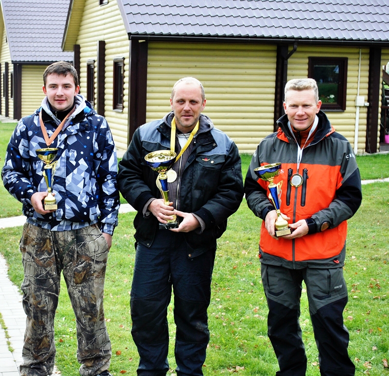 Sacīkšu uzvarētājii – 3. vietas ieguvējs Aigars Kalitjuks (no kreisās), čempions Pāvels Kerans un otrās vietas laureāts Uģis Gross.
Autors: Artūrs Dulbe