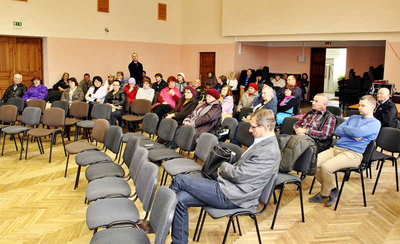 Sapulcē piedalījās 38 cilvēki, kuriem bija iespēja publiski izteikties bēgļu izmitināšanas jautājumā.
Autors: Artūrs Dulbe