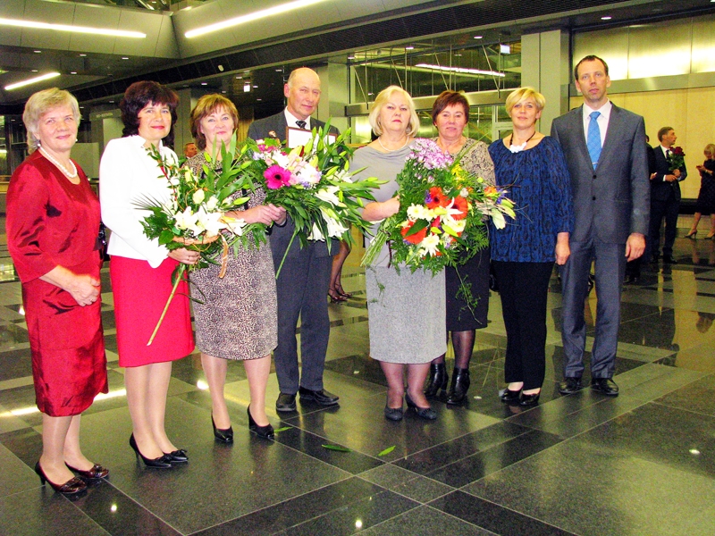 Konkursa «Sējējs 2015» laureāts Andris Kalniņš (centrā) kopā ar dzīvesbiedri Mārīti Kalniņu, atbalstītājiem un sveicējiem. Viņu vidū – Vecumnieku novada lauku attīstības konsultante Aiga Saldābola (otrā no labās), Skaistkalnes muzeja «Novadnieki» vadītāja Laima Indriķe (trešā no kreisās), biedrības «Skaistkalnes LSK «Mēmelīte»» valdes priekšsēdētāja Gita Biezā (otrā no kreisās), Lauku konsultāciju centra Bauskas biroja vadītāja Eleonora Maisaka (pirmā no kreisās), ilggadēja laukiem veltītu publikāciju autore Mārīte Ozoliņa (trešā no labās) un Vecumnieku novada domes priekšsēdētāja vietnieks Jānis Kovals.
Autors: Vilnis Auzāns