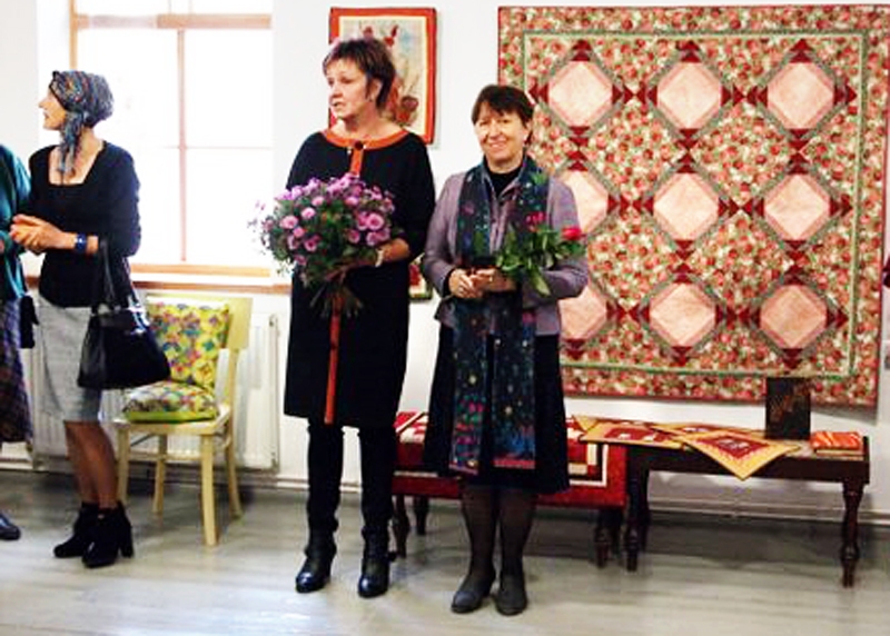 Izstādes atklāšanā klātesošos sveic Bauskas muzeja speciāliste Ilga Balode un ekspozīcijas idejas autore Gunta Skeltona (no labās).
Autors: Edvīns Skeltons