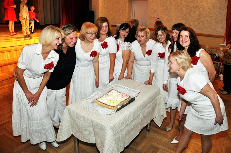 Ansambļa «Vēl mazliet» dalībnieces un vadītāja Sarmīte Zariņa (otrā no kreisās) dzimšanas dienas tortē cenšas uzburt 15 svecītes. 
Autors: Žanna Zālīte