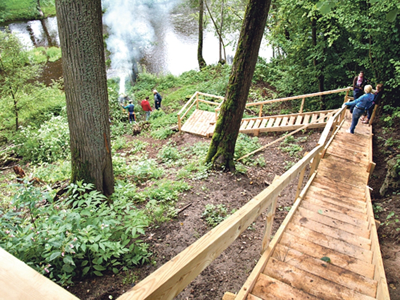 Iecavas upes krastā no Dievdārziņa līdz gājēju tiltiņam iekārtota pastaigu taka. 
Autors: no «Bauskas Dzīves» arhīva