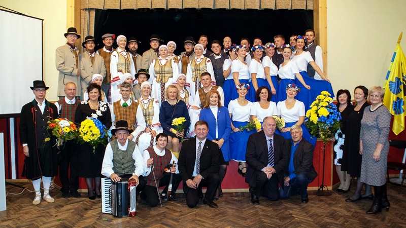 Rundāles novada delegācija un dejotāji kopā ar pakrojiešiem Halingā.
Autors: no Rundāles novada domes arhīva.