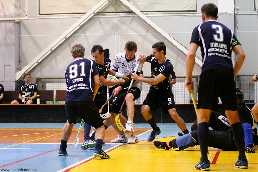 FK «Bauska» komandas jaunais kapteinis Valdis Vāvers pretinieku ielenkumā.
Autors: Elīna Gruncka