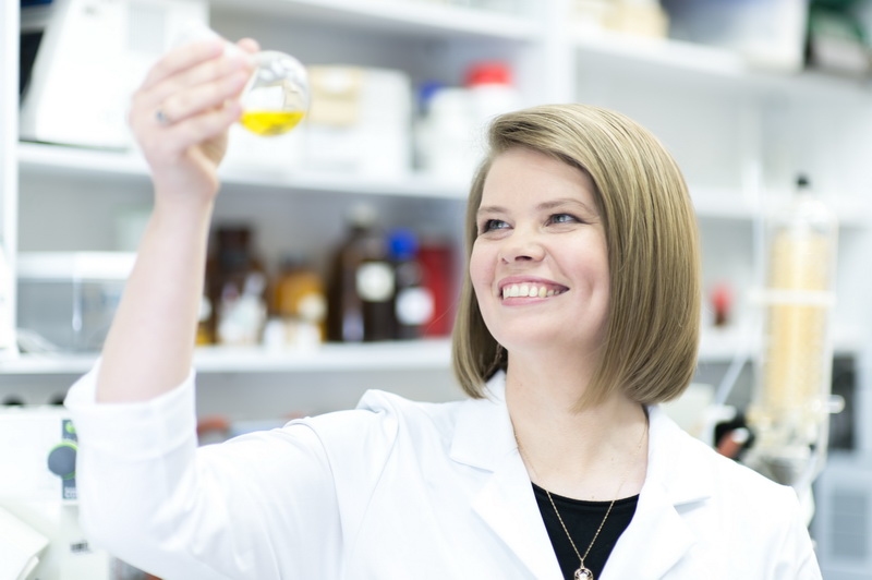 2015. gada L`ORÉAL stipendiāte ķīmijas zinātņu doktore Laura Beķere – Bauskas novadā ir „savējā”. Šobrīd viņa kopā ar ģimeni dzīvo Bauskā, bet savulaik viņas skolas gaitas sākušās toreizējā Īslīces pamatskolā. 
Autors: Publicitātes foto.