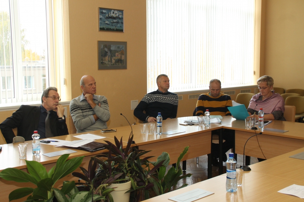 Inga Ūbele (no labās) darba grupas pārstāvjiem pastāstīja par savu pieredzi Nicā. 
Autors: Uldis Varnevičs