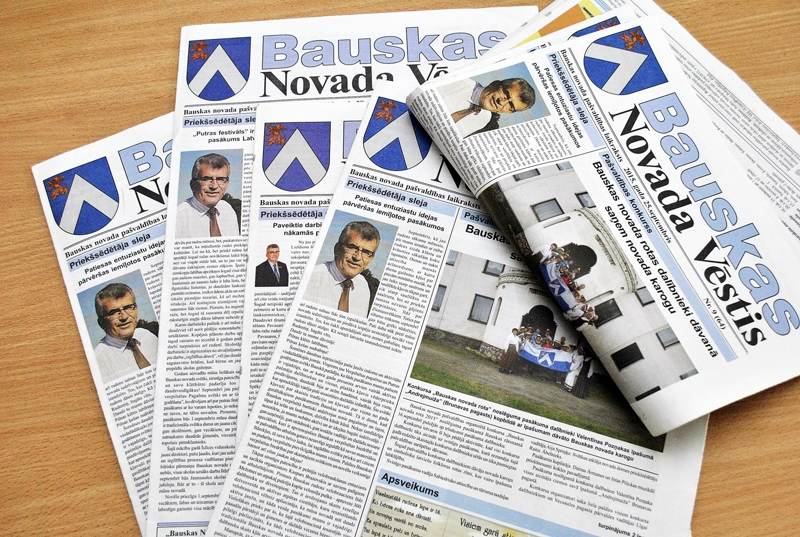 Bauskas novada domes priekšsēdētāja seju, kas uz lasītājiem nolūkojas no katra pašvaldības izdevuma «Bauskas Novada Vēstis» numura, daži deputāti dēvē par slēptu politisko reklāmu. 
Autors: Ivars Bogdanovs