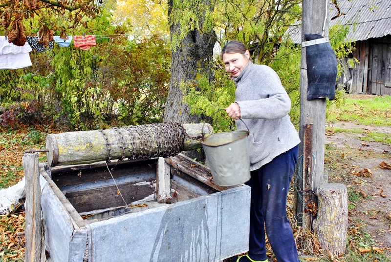 Spēlmaņu mājas saimniece Īslīces pagastā Regīna Punkele jūtas droša – ūdens akā ir. To te sapildīja no mucas, kuru sagādāja SIA «PS Līdums». Savām vajadzībām viņa ūdeni izmanto no pagalmā ierīkotā urbuma. 
Autors: Ivars Bogdanovs