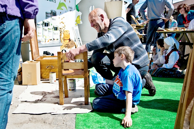 Guntars Jaunpujens-Pujens māk ierādīt «Paint Eco» produktu izmantošanas paņēmienus dažāda vecuma krāsotājiem. 
Autors: no uzņēmuma albuma