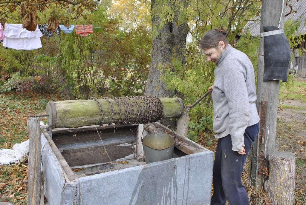 Spēlmaņu mājas saimniece Īslīces pagastā Regīna Punkele jūtas droša – ūdens akā ir. To te sapildīja no mucas, kuru sagādāja SIA «PS Līdums». Savām vajadzībām viņa ūdeni izmanto no pagalmā ierīkotā urbuma. 

Autors: Ivars Bogdanovs