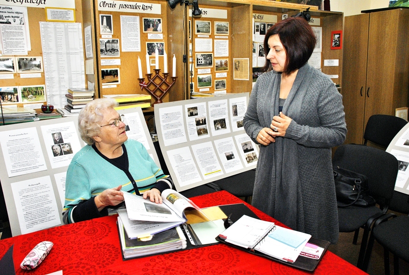Vecumnieku pagasta muzeja iepriekšējā vadītāja Aloida Baķe un jaunā vadītāja Rita Kovala gatavo izstādi par skolas vēsturi.
Autors: Ivars Bogdanovs