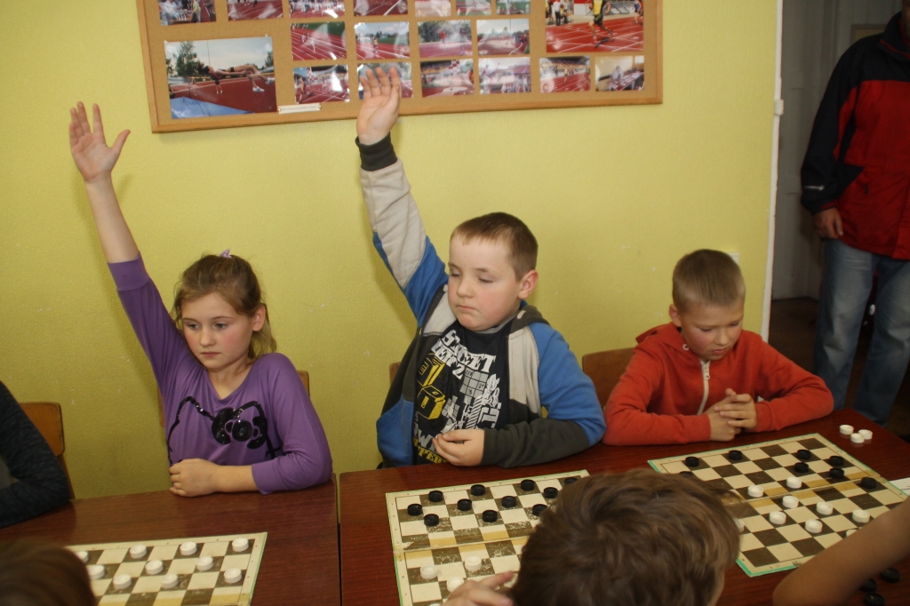 Vecsaules komandas pārstāvji atkal ceļ rokas, paziņojot par kārtējām uzvarām. No kreisās – Sannija Māske, Edgars Adakovskis un Everts Rūdolfs Lepsis. 
Autors: Uldis Varnevičs