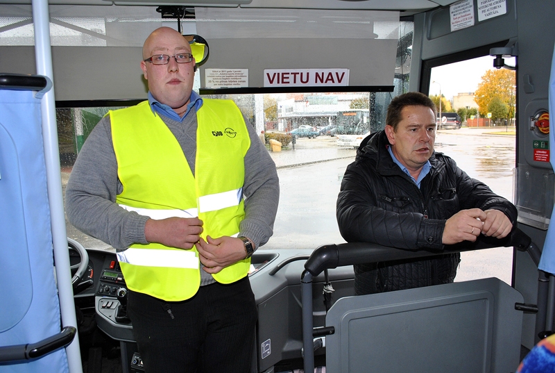 SIA «Nordeka» šoferi Dainis Lazdiņš un Dainis Minkevičs iedotās 20 atstarojošās vestes pasažieriem izdalīja pāris vakaru reisu laikā. Šoferi cer, ka dāvināšanai paredzētās drošības vestes viņiem izsniegs atkal. 
Autors: Ivars Bogdanovs