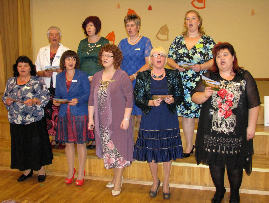 Savu darba vietu 50 gadu jubilejā ar dziesmu sveic skolotājas. 
Autors: Vilnis Auzāns