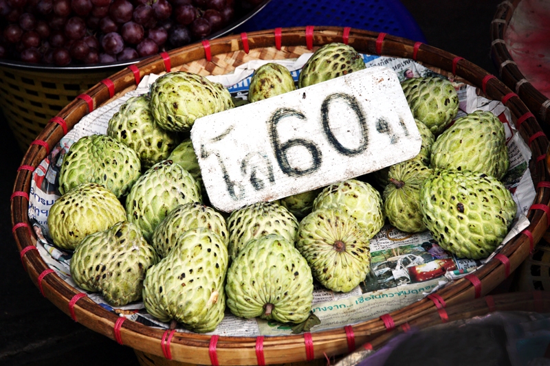 Čerimoja Taizemes tirgos maksā ap 60 bātiem (1,50 eiro) kilogramā, «Rimi» svētdien – 89 centi par vienu augli.
Autors: Jūnass Palms