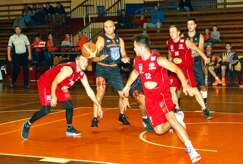 «Dartijas» basketbolisti (priekšplānā) pārbaudes spēlē 1. oktobrī bija pārliecinoši labāki par «Bauskas BJSS».
Autors: no «Bauskas Dzīves» arhīva.