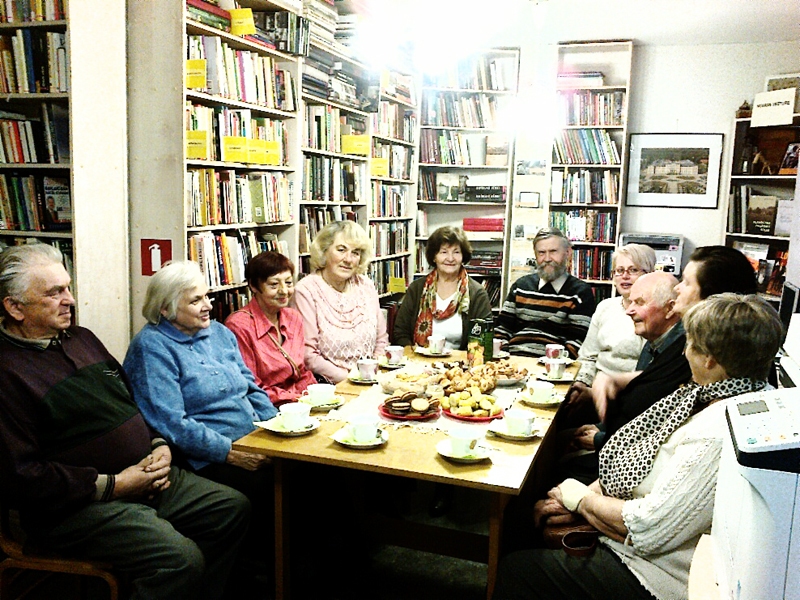 Bibliotēkā uz stāstu vakaru «Pastnieku gaidījāt?» sanākuši vietējie iedzīvotāji.
Autors: Aelita Ramane