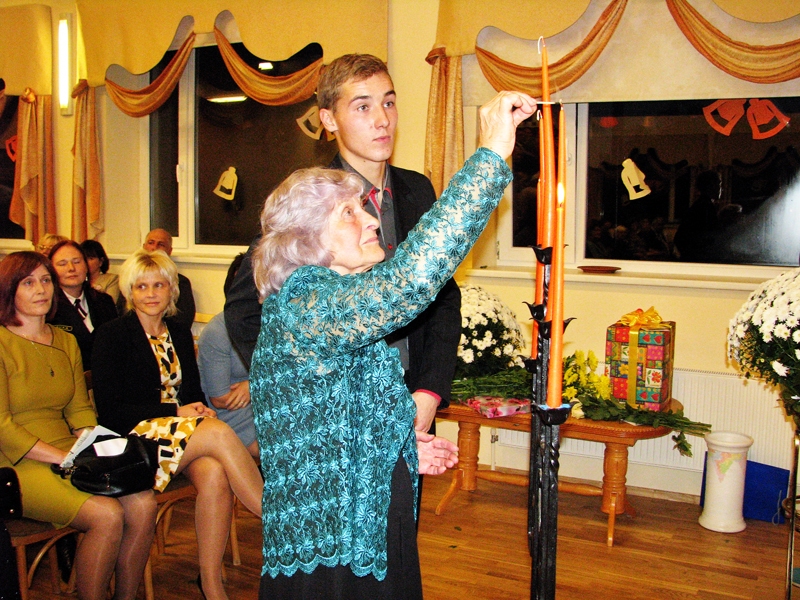 Jubilejas svečturī viena gaismiņa arī no bijušās skolotājas Vijas Milleres. 
Autors: Vilnis Auzāns