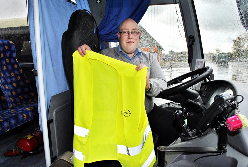 Dainis Lazdiņš, SIA «Nordeka» šoferis, iedotās 20 atstarojošās vestes pasažieriem izdalīja pāris vakaru reisu laikā. Šoferis cer, ka dāvināšanai paredzētās drošības vestes izsniegs atkal.
Autors: Ivars Bogdanovs