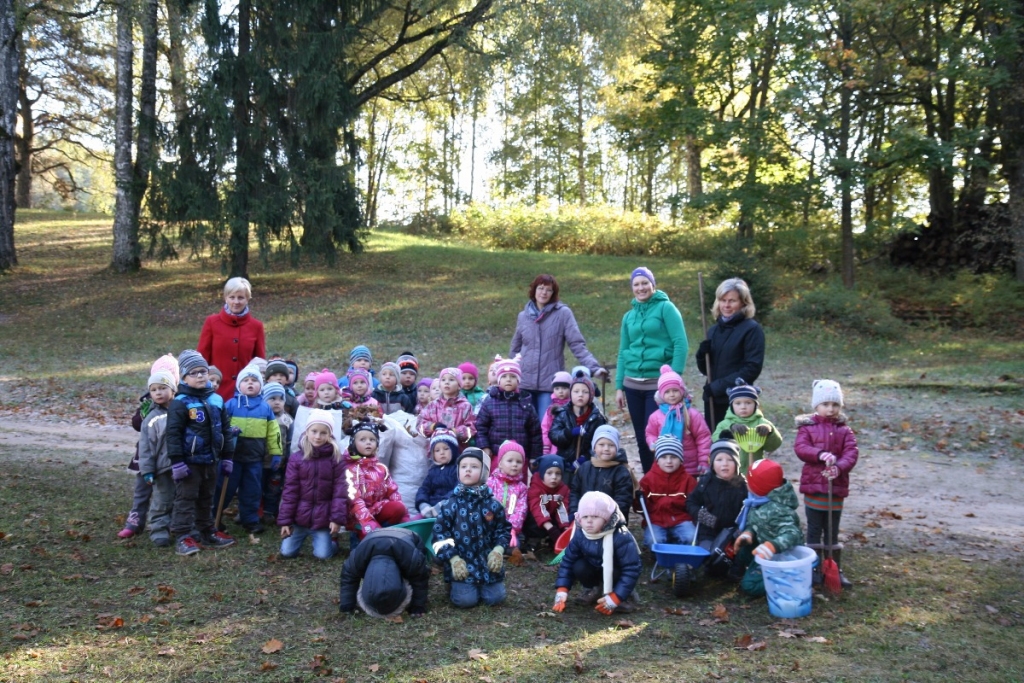 Vecumnieku pirmsskolas izglītības grupas audzēkņi Vecumnieku muzeja apkārtnes sakopšanas talkā kopā ar pedagoģēm. 
Autors: no labodarbunedela.palidzesim.lv