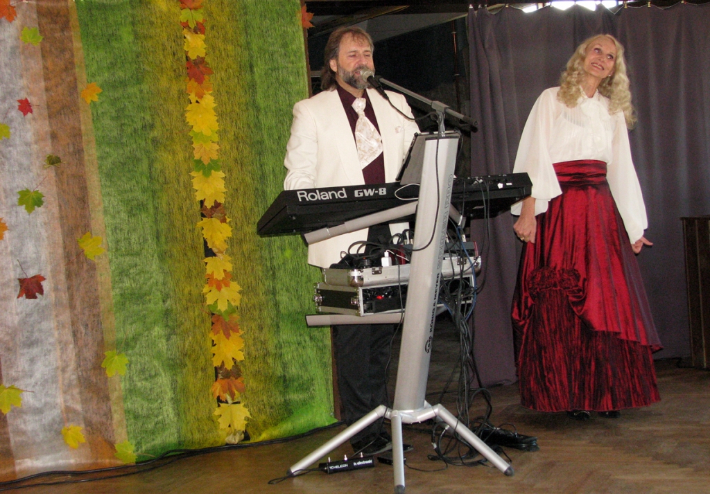 Senioru pasākumā Grenctālē sanākušajiem dziedāja Kristīne Dina Bitēna un Atvars Sirmais. 