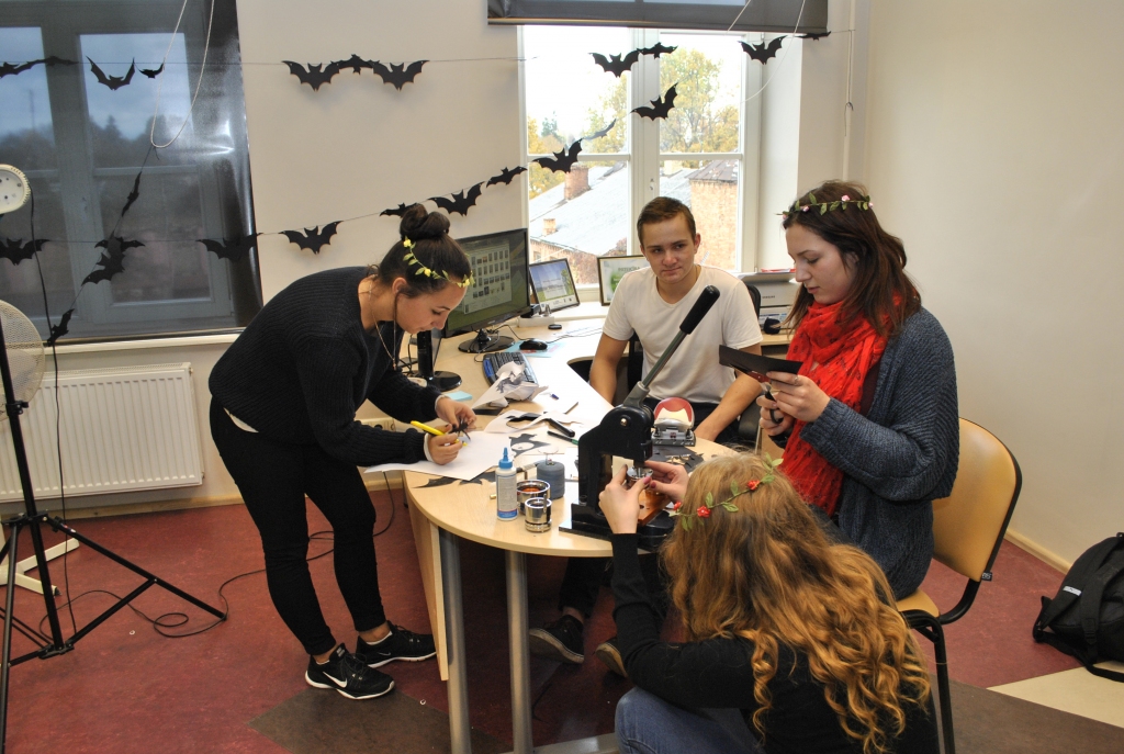 Linda Spundiņa (pirmā no labās) ar draugiem cītīgi gatavo dekorācijas Helovīna ballei, bet Andris Kāposts pie datora apstrādā bildes pēc kārtējās fotosesijas.
Autors: Ivars Bogdanovs